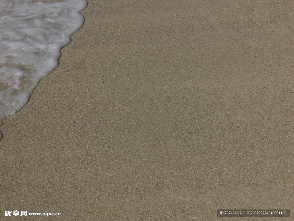 沙滩上的海浪痕迹