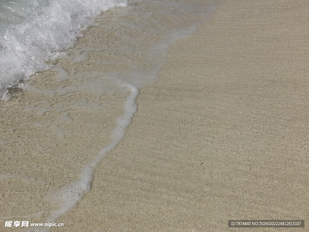 海浪轻吻沙滩的美丽瞬间