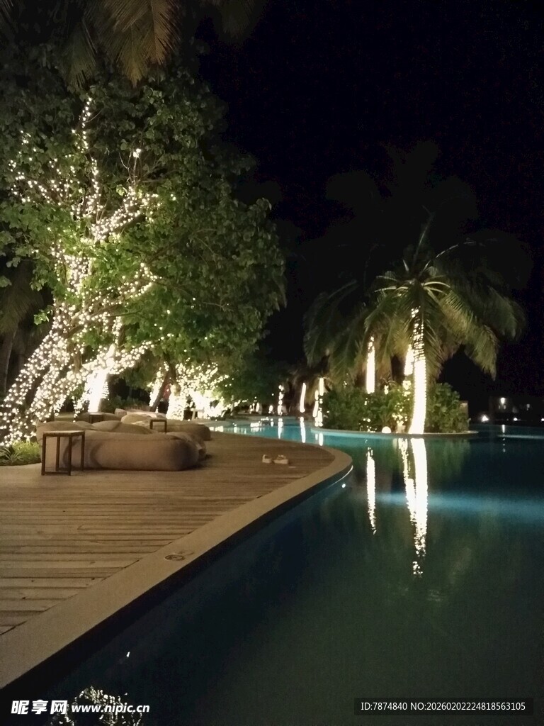 夜晚静谧的泳池畔景观