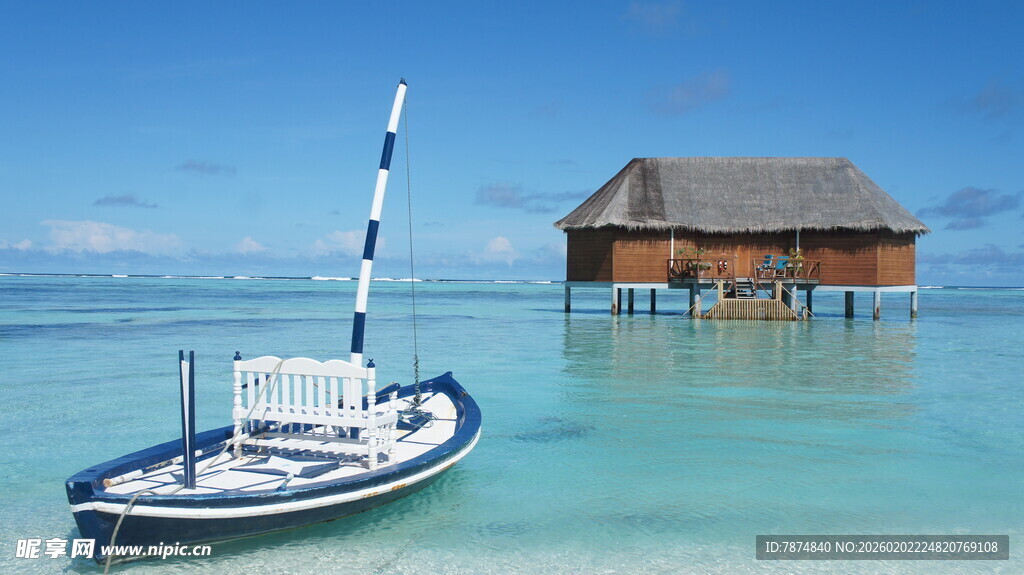水上小屋旁的精致小船