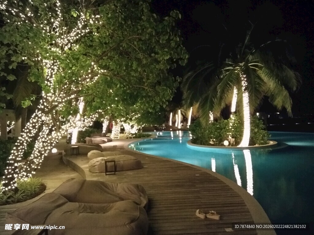 夜间泳池畔的静谧美景