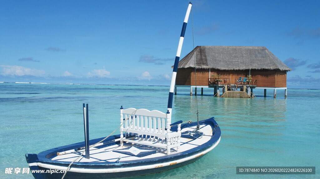 海上小船与水上木屋