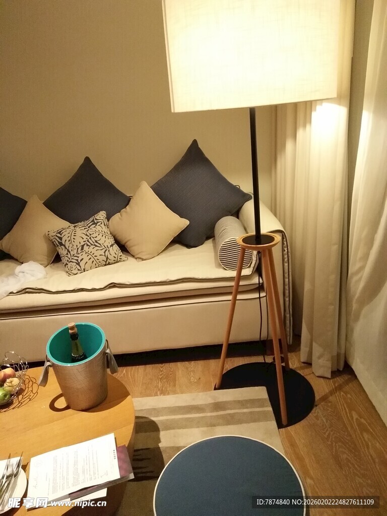 温馨客厅角落沙发布置