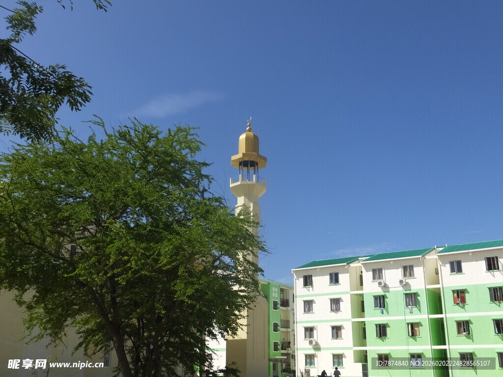 城市中的金色尖顶建筑