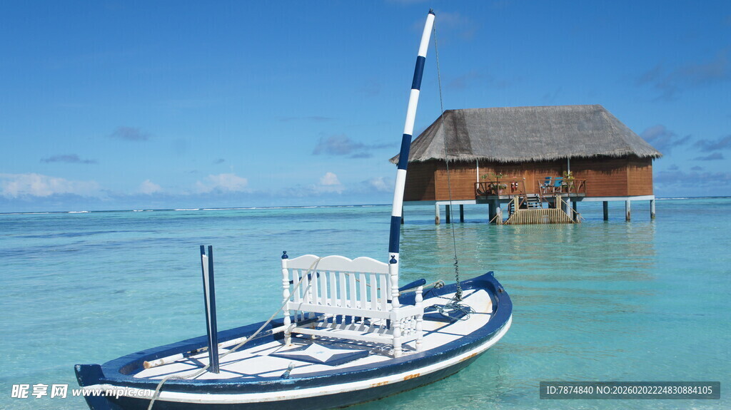 水上小屋旁的白色船只