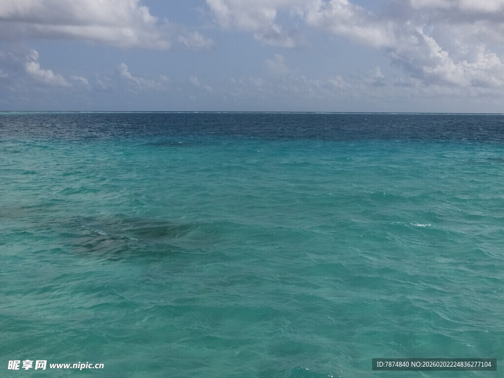 清澈碧蓝的美丽海洋景观