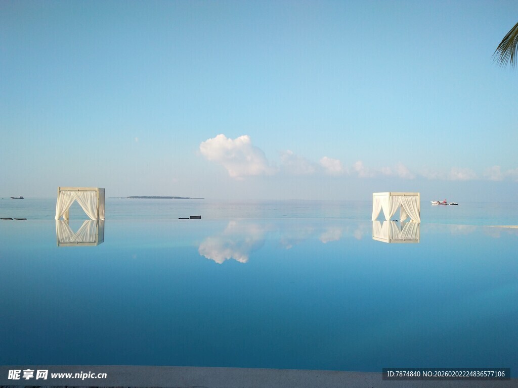 无边泳池中的海天美景