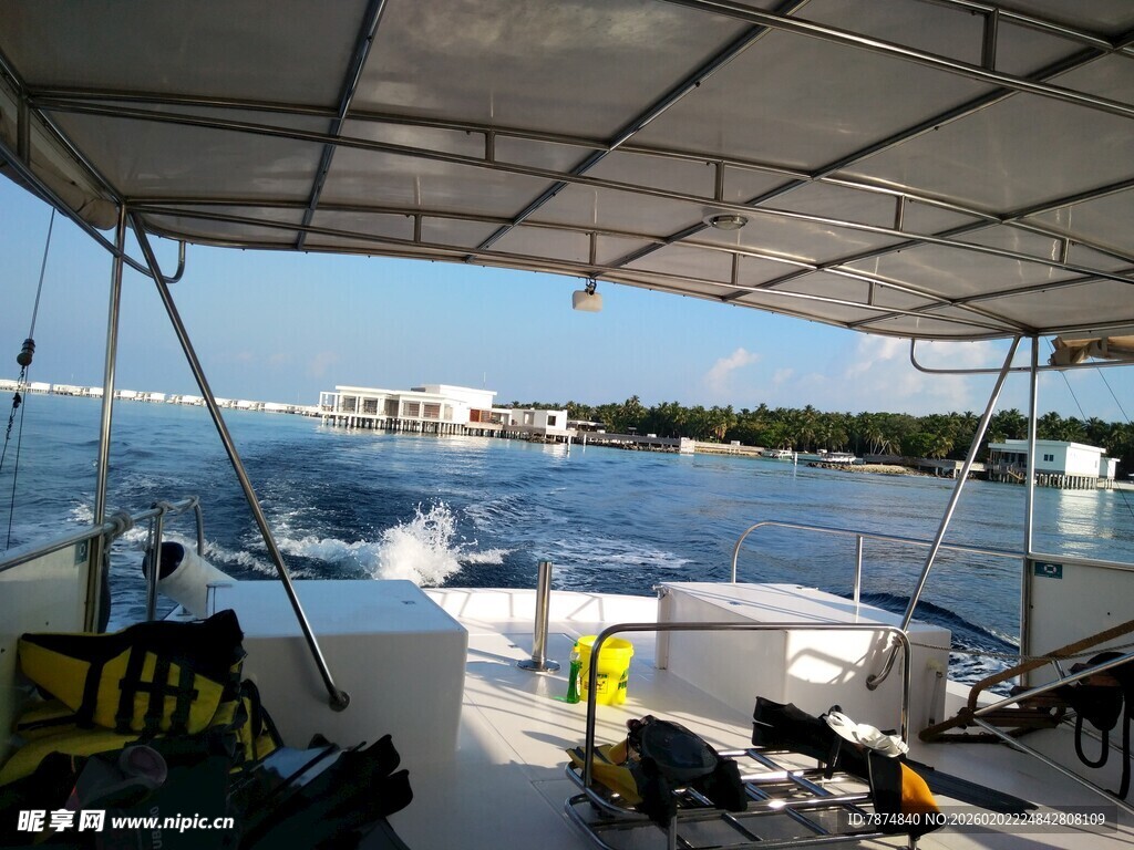 游艇甲板上的开阔海景
