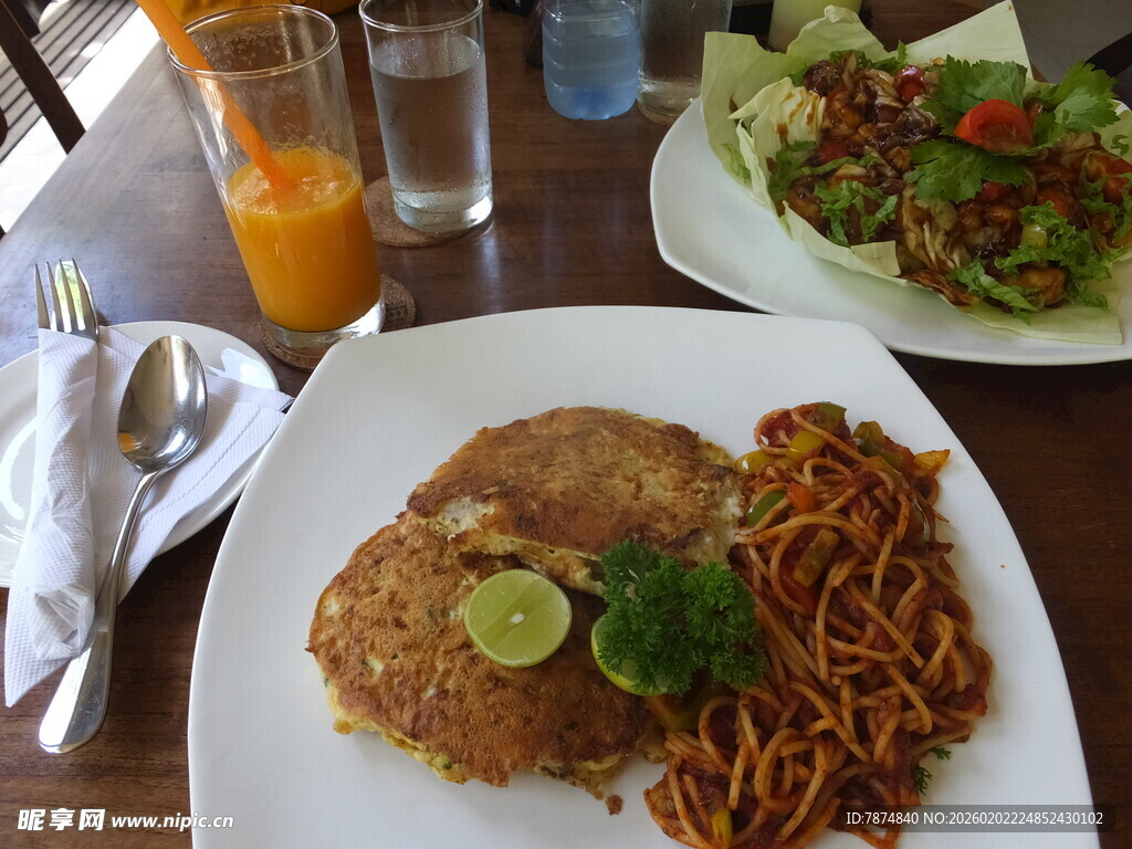 美味餐食搭配清新饮品