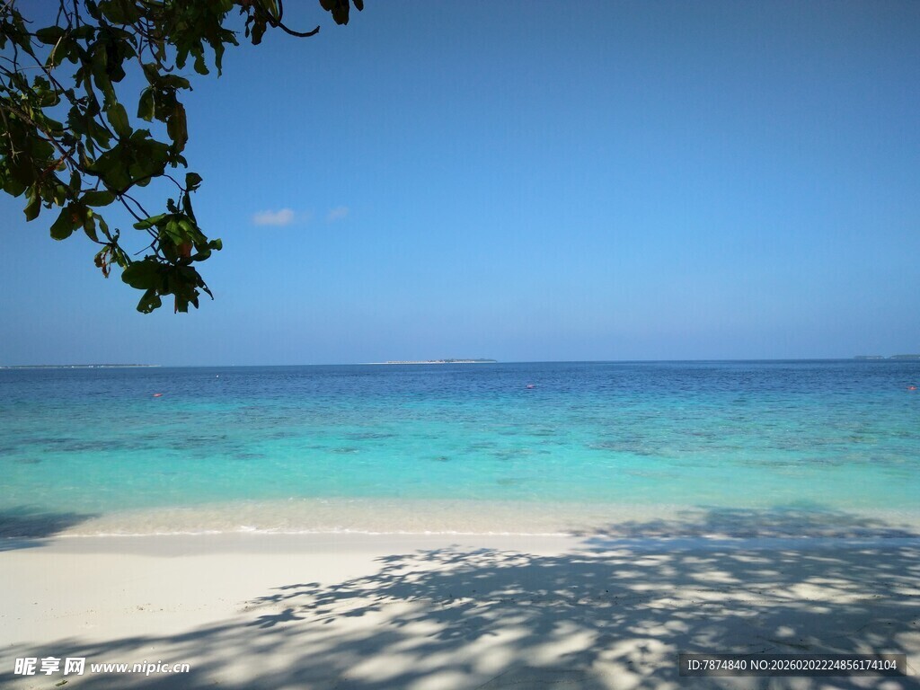 美丽海景沙滩与蓝天
