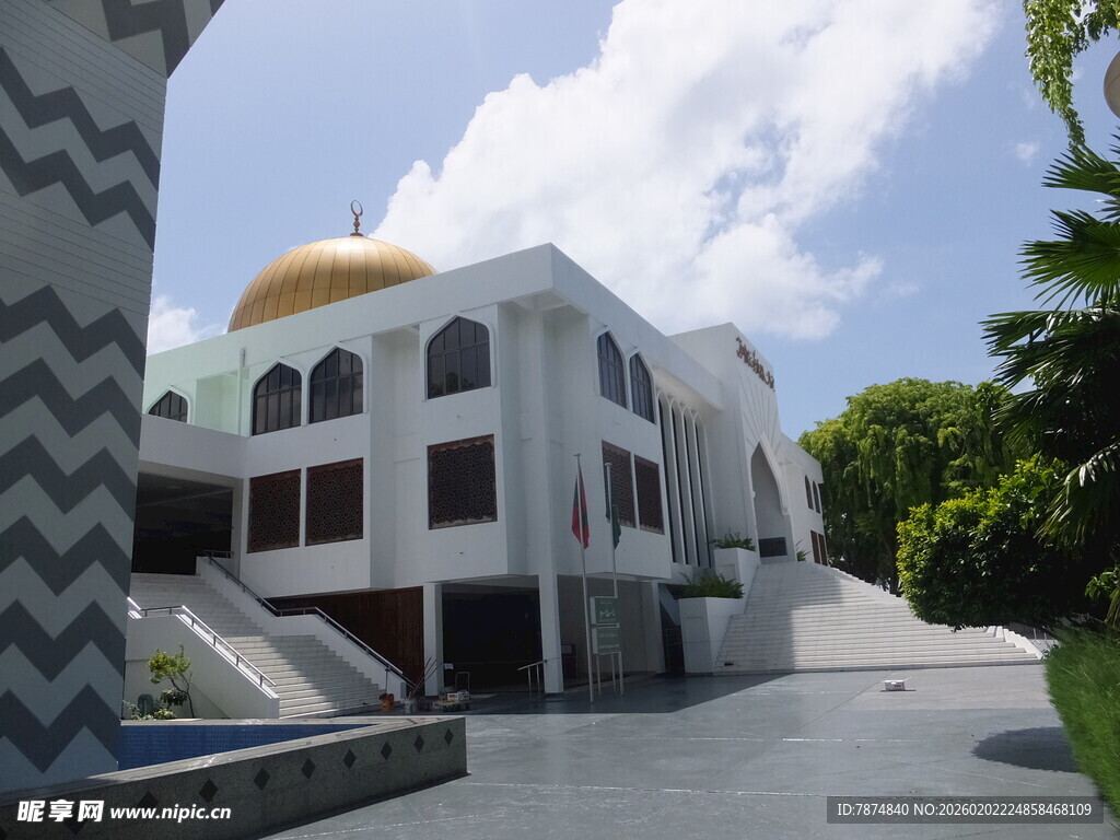 白色建筑配金色圆顶景观