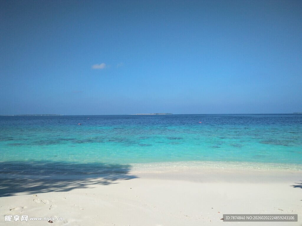 美丽海滩 蔚蓝海水与白沙