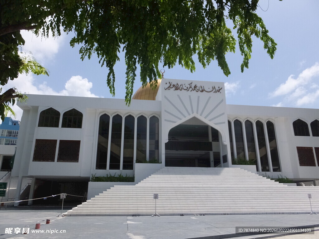 宏伟白色建筑前的开阔广场