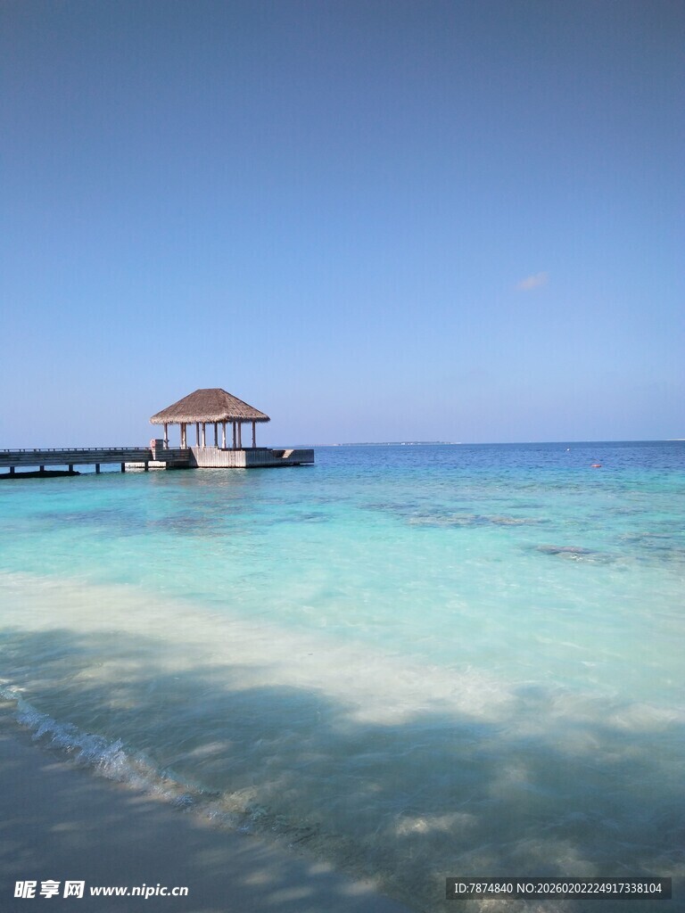海边栈桥小屋 碧海蓝天