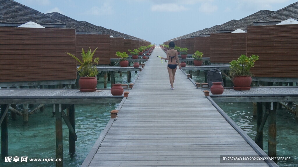 水上栈道通向度假小屋