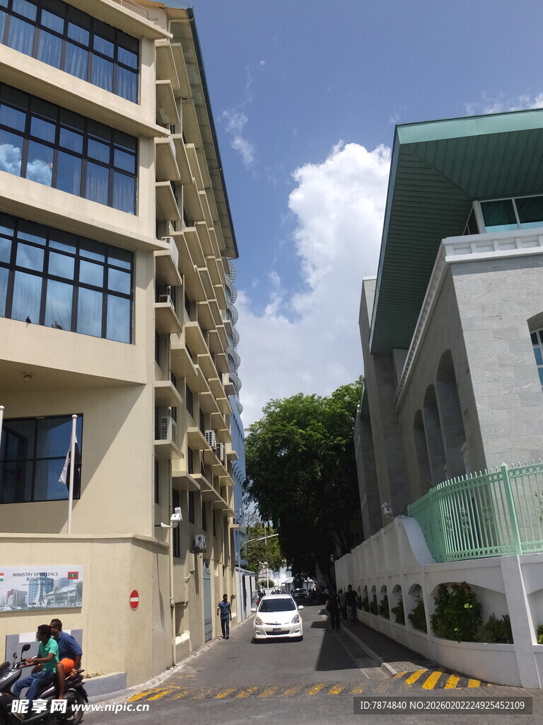 城市街道旁的现代建筑