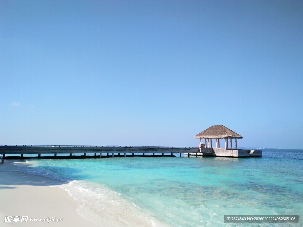 美丽海滨栈桥与海上小屋