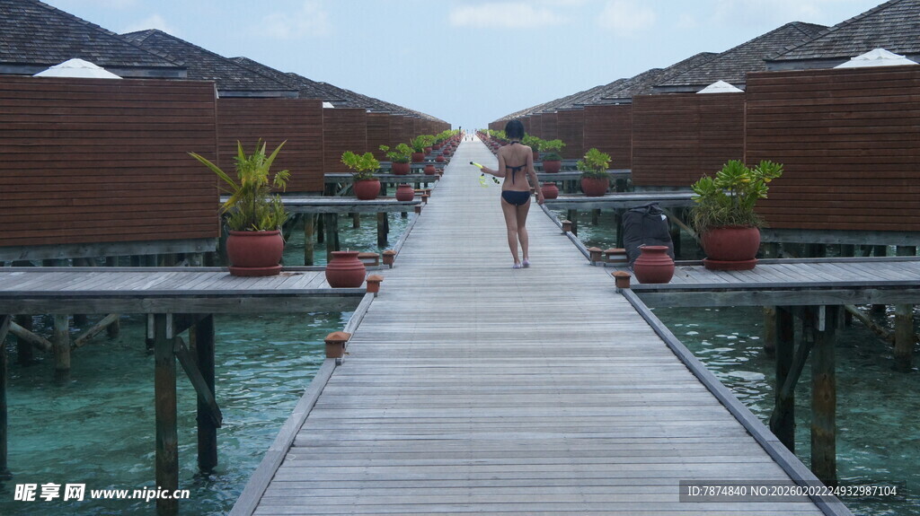 水上栈道通向特色水上屋