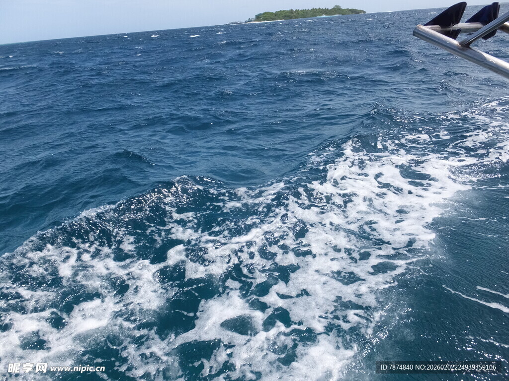 海上游船激起白色浪花