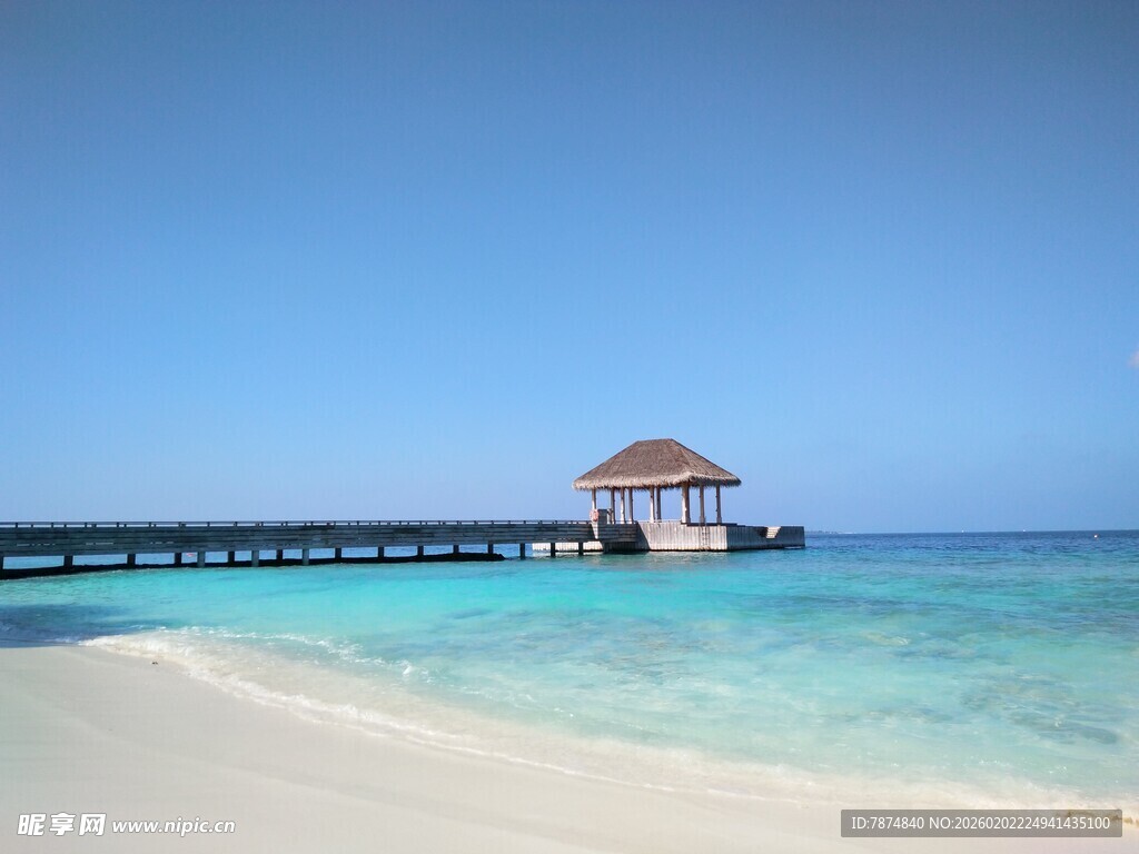 美丽海滨栈桥与清澈海水