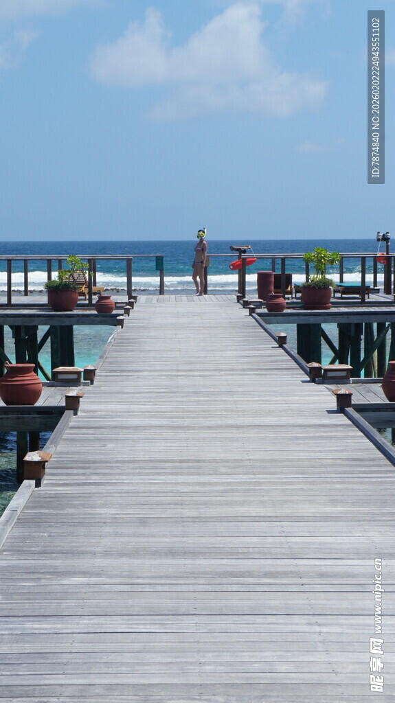 海边木质栈桥延伸向远方