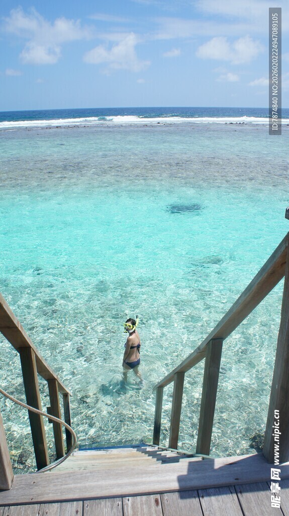 通往碧海的木质阶梯