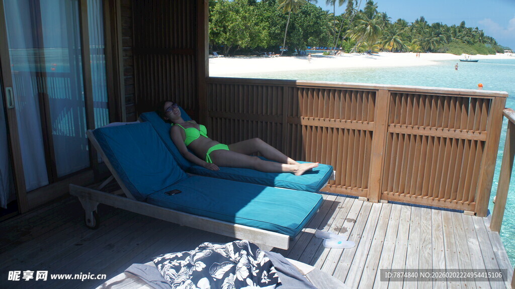 躺椅上享受海景的人