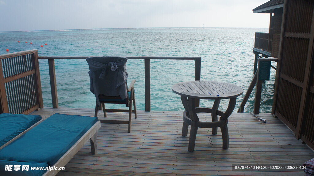 海边露台休闲桌椅与躺床