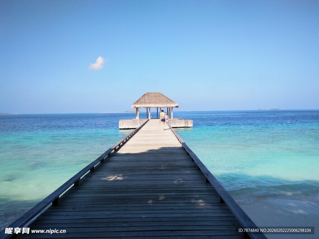 海边栈桥伸向碧海蓝天
