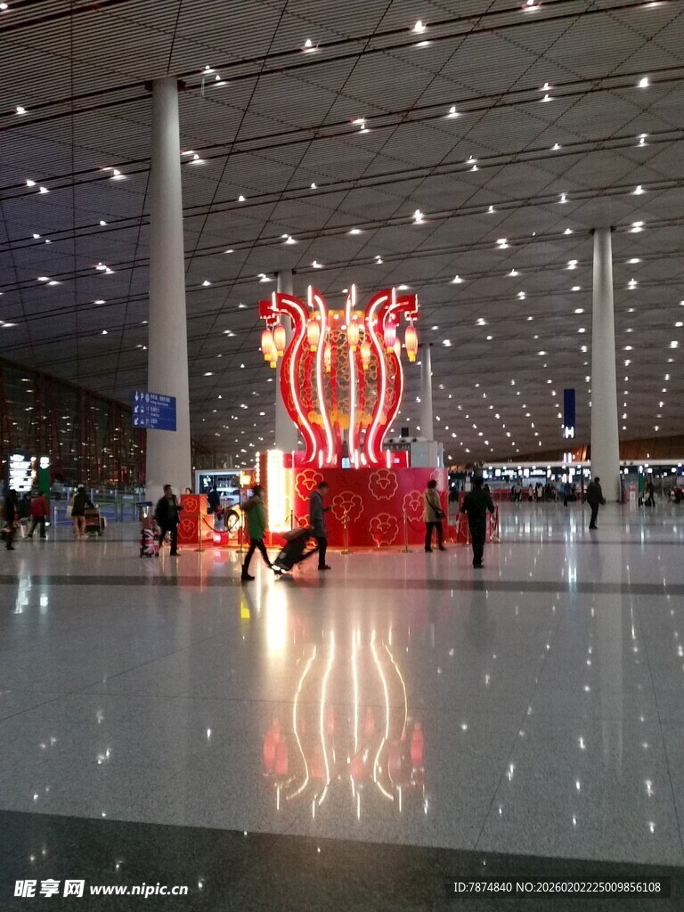 机场大厅内的红色艺术装置