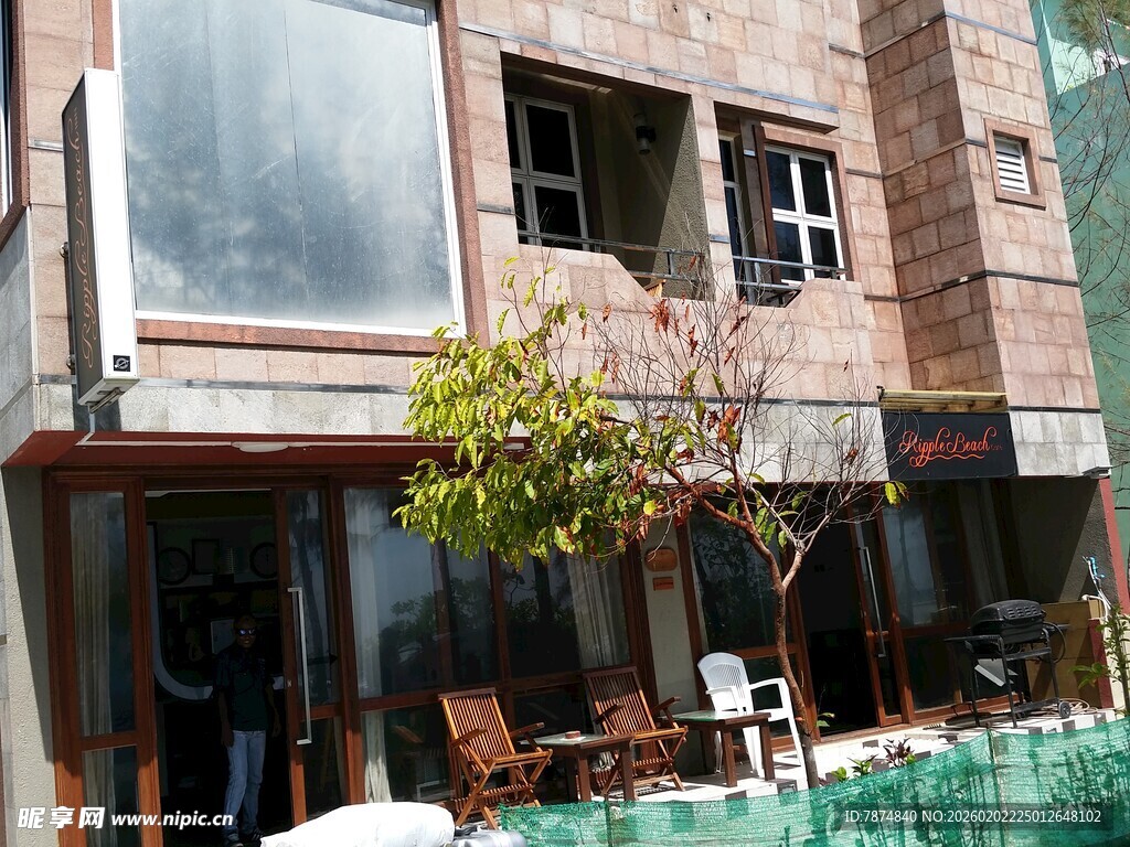 现代风格街边多层住宅