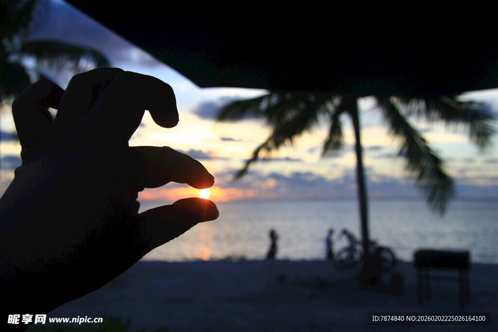 手影绘就海边浪漫日落