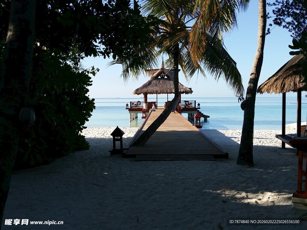 热带海岛栈桥美景