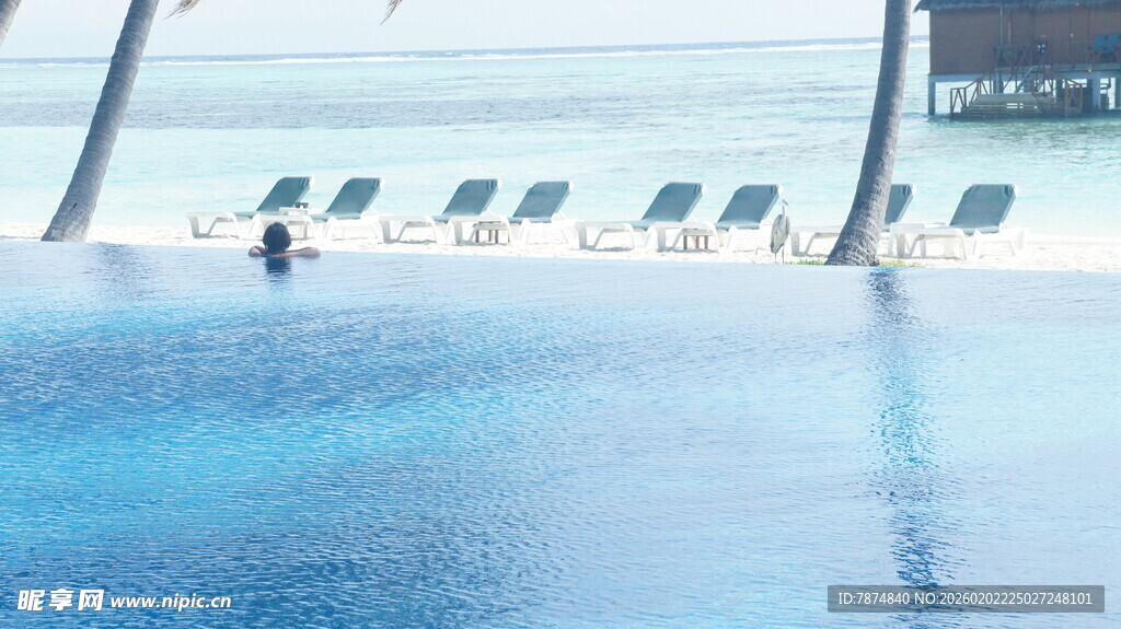 室内泳池 静谧的蓝色水域