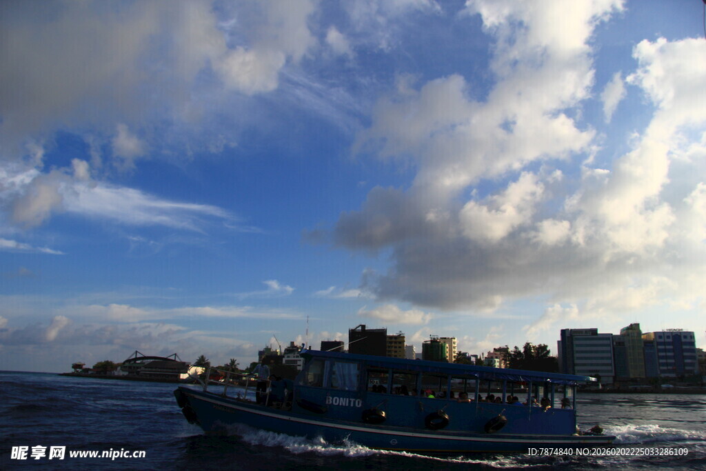 海上船只与蓝天白云美景