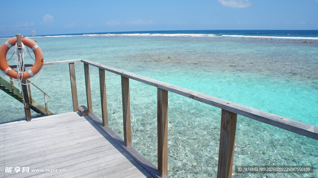 海边栈桥赏碧海蓝天