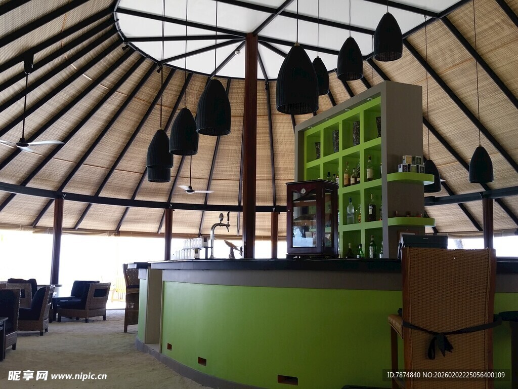 室内独特结构的绿色吧台