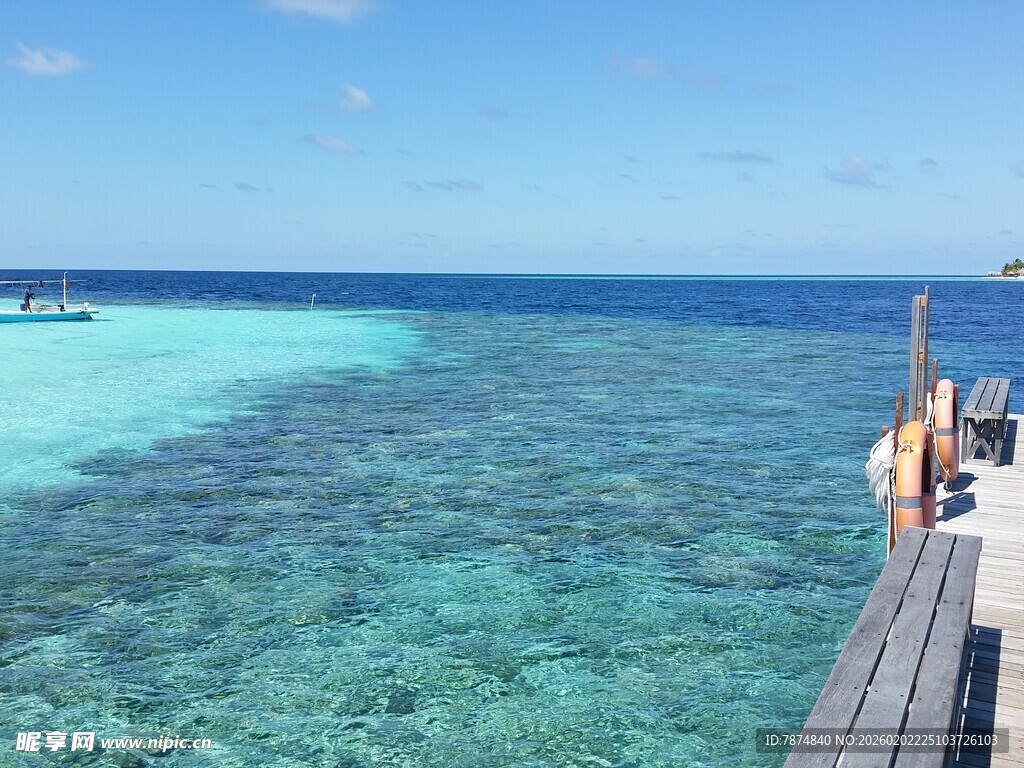 美丽海岛栈桥边的清澈海水