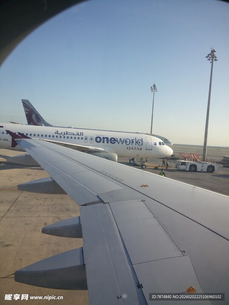 飞机机翼视角下的机场景象