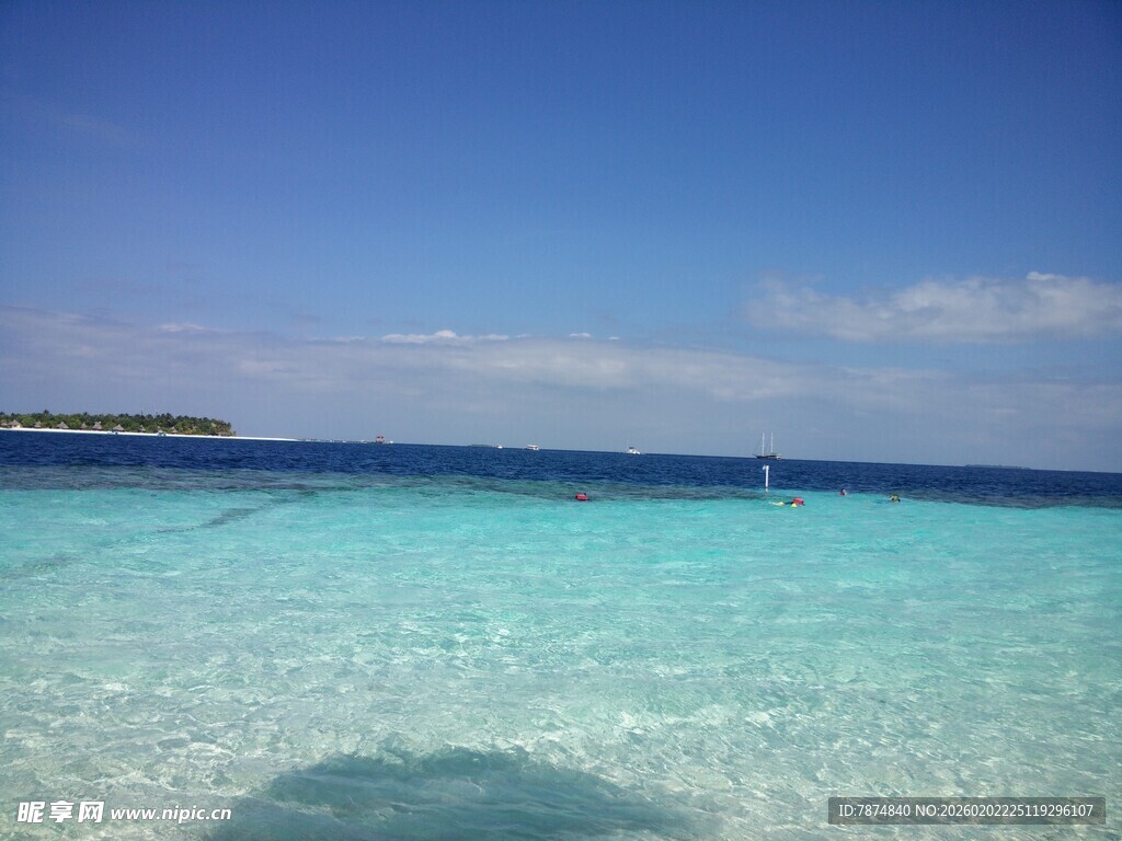 清澈海域的美丽海景