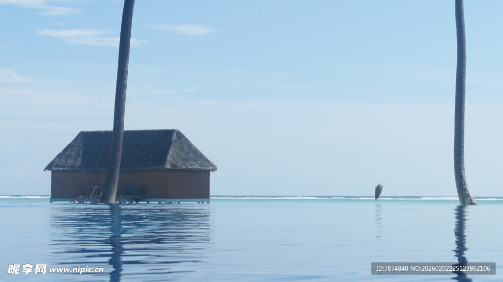 水上孤屋 静谧海岛景致