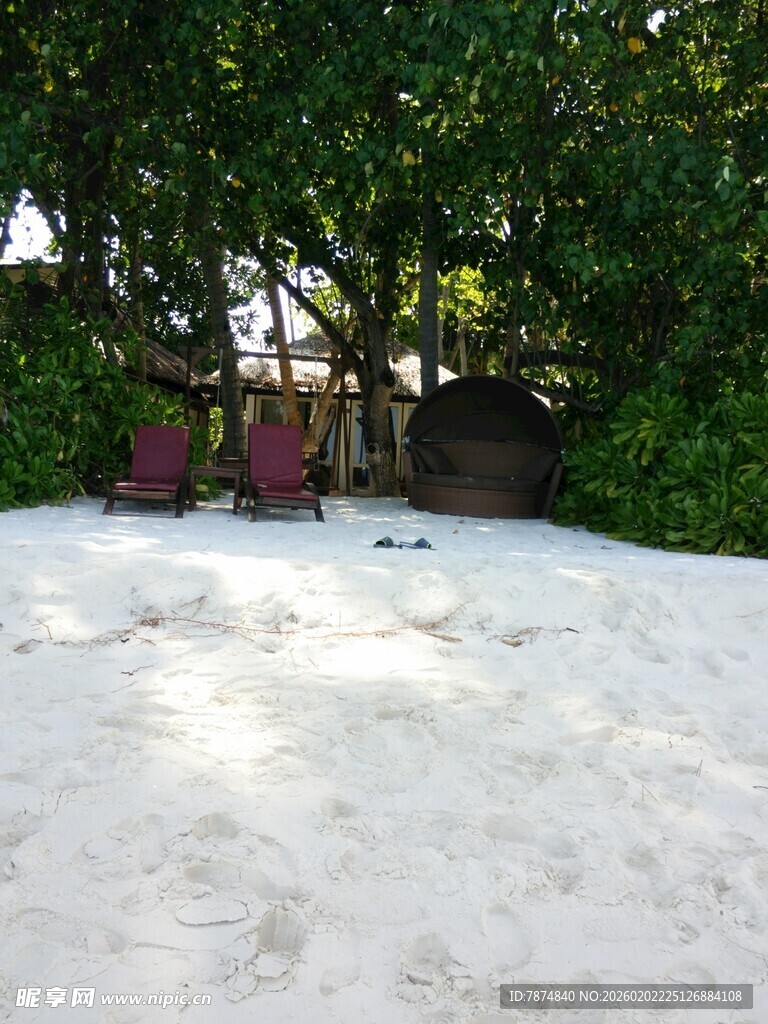 户外沙地区域与休闲座椅