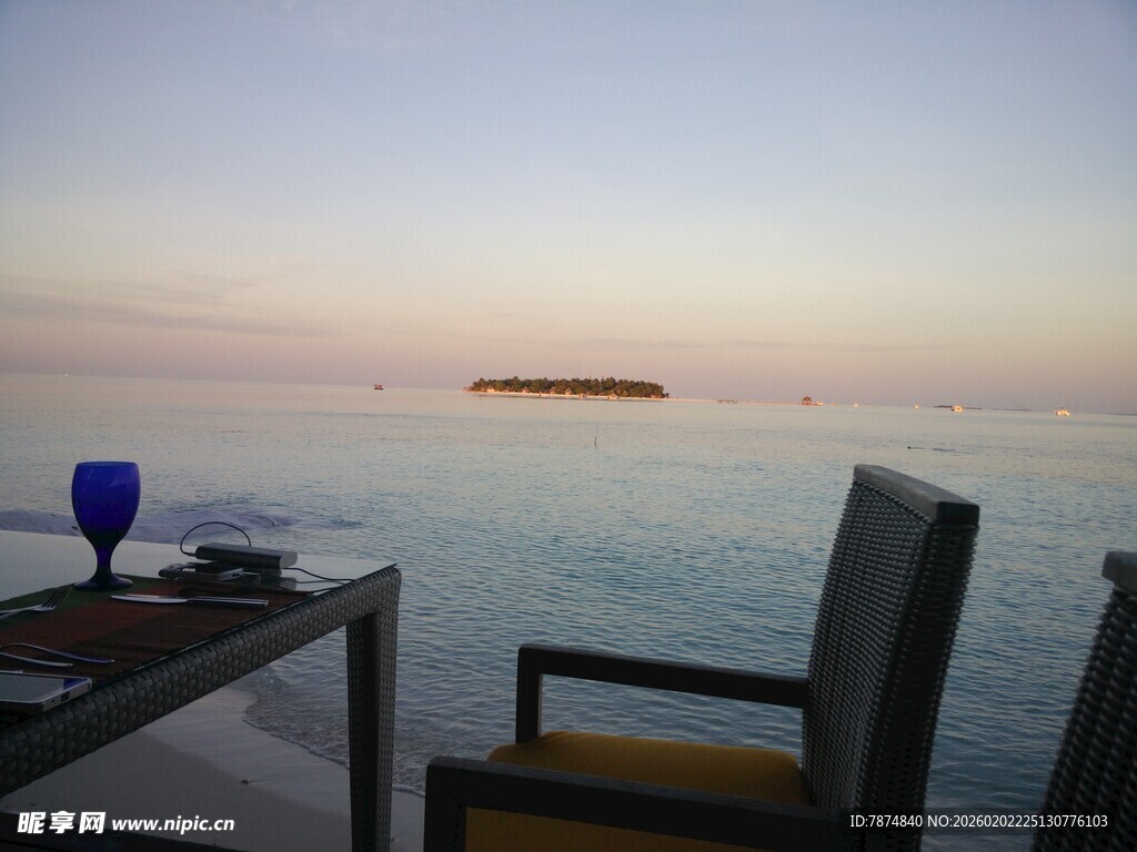 海边餐桌的静谧黄昏时刻