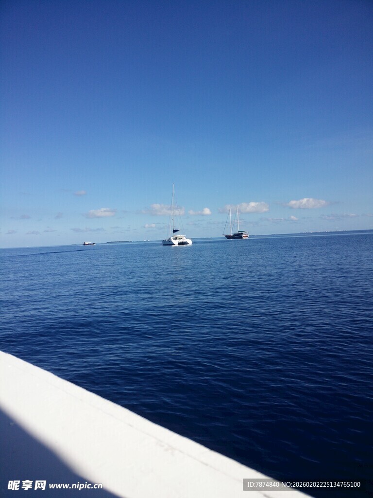 海上航行景色