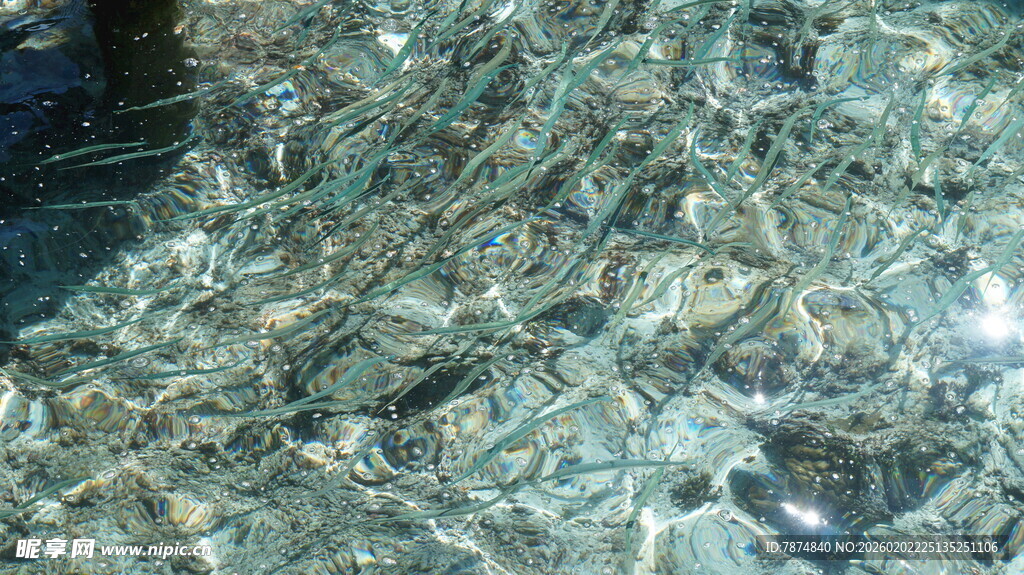 堆积的破碎玻璃块