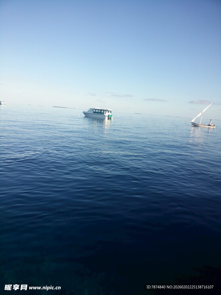 海上孤舟的静谧风光