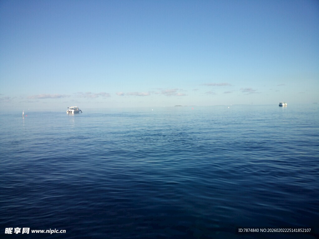 广阔海面与天际线景观