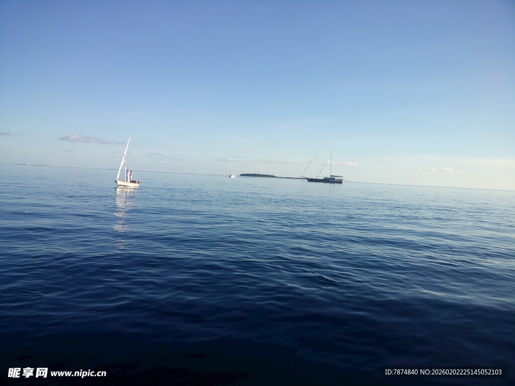 海上帆船与船只的开阔景象