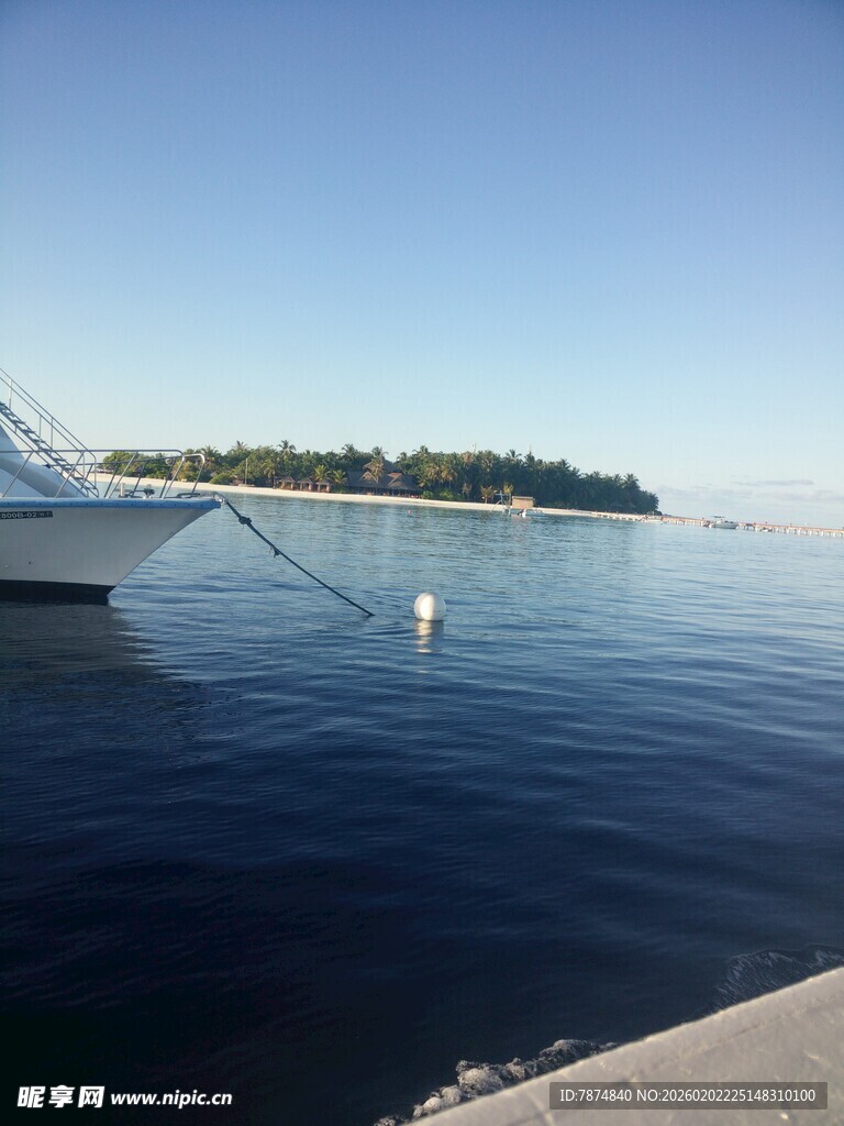 宁静湖边的白色船只