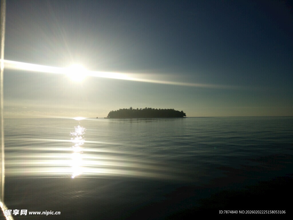 海上日出中的孤岛美景